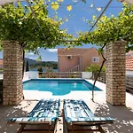 Villa Gradina 01 *